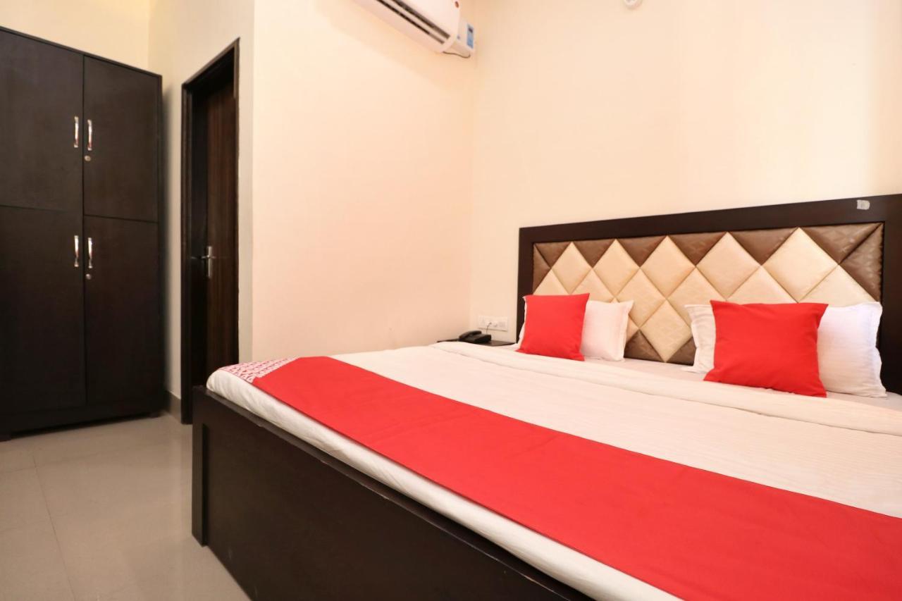 אמריצר Oyo 23235 Hotel Roopmahal & Restaurant מראה חיצוני תמונה
