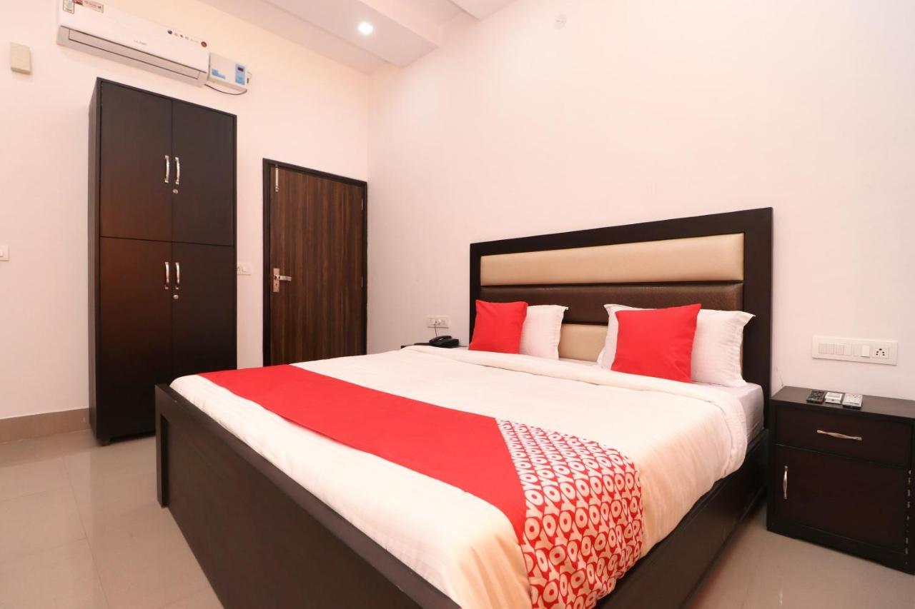 אמריצר Oyo 23235 Hotel Roopmahal & Restaurant מראה חיצוני תמונה
